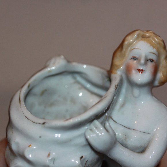 Vintage Porcelain Lady Holding Seashell Vase Small Pen Toothpick Holder - Picture 4 of 4